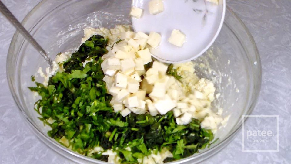 Пирог из слоеного теста с творогом и зеленью - Шаг 3