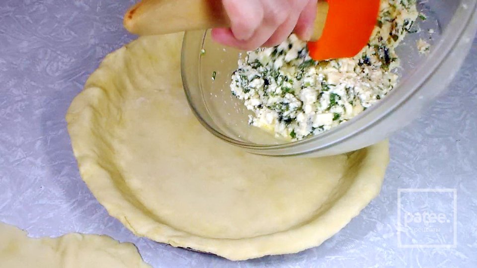 Пирог из слоеного теста с творогом и зеленью - Шаг 6