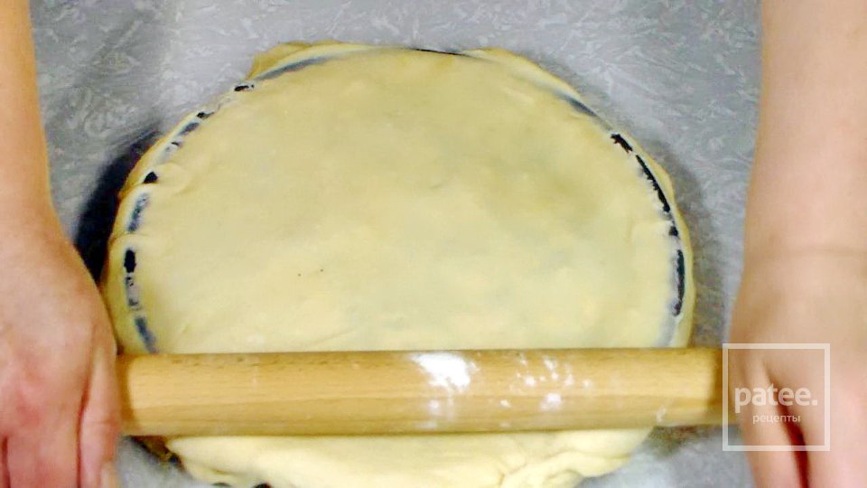 Пирог из слоеного теста с творогом и зеленью - Шаг 7