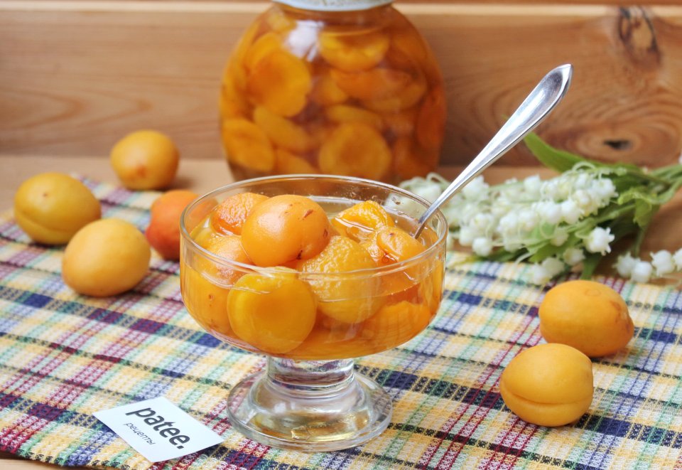 Срок годности абрикосового варенья без косточек. Абрикосовое варенье. Варенье мультифуд из абрикосов. Варенье из абрикосов целиком. Варенье из абрикосов главное слово.