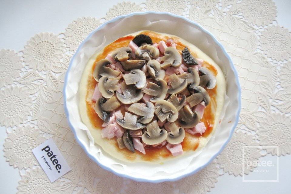 Пицца с маринованными грибами и  ветчиной - Шаг 9
