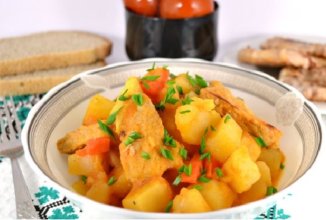 Картофель с томатами и свининой в мультиварке