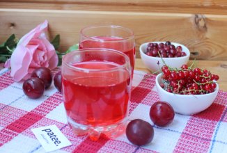 Компот из смородины, клюквы и слив