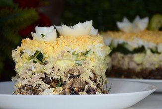 Салат с курицей, черносливом и огурцами