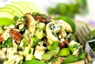 Салат с курицей, финиками и фетой