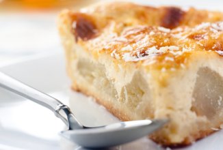 Запеканка с творогом, яблоками и цукатами