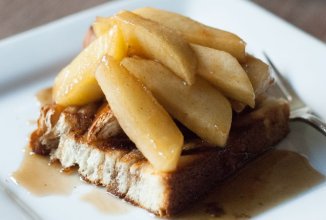 Сладкий тост с яблоком и корицей