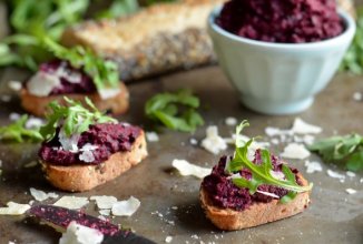 Тост со свеклой и базиликом