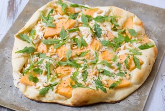 Пицца с дыней и сладкой рикоттой