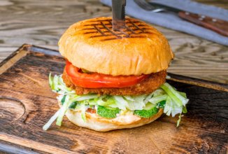 Бургер с индейкой и салатом