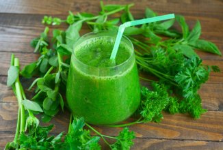 Зелёный смузи с базиликом и петрушкой