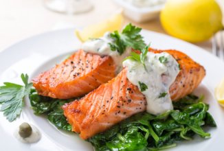 Лосось со шпинатом под соусом тартар