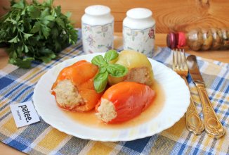 Перец, фаршированный курицей и кабачком