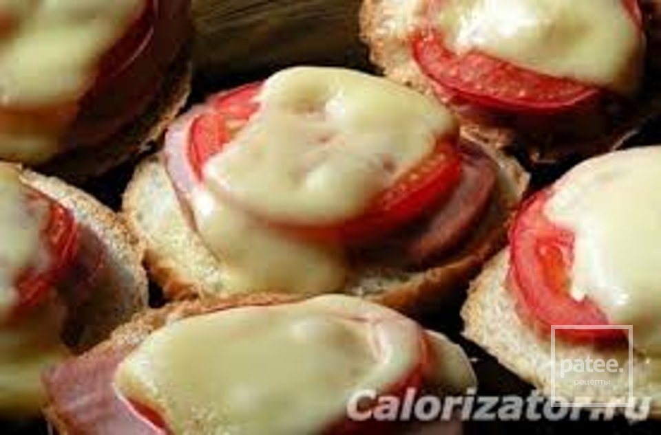 Бутер с сыром колбасой и помидорой - Шаг 1