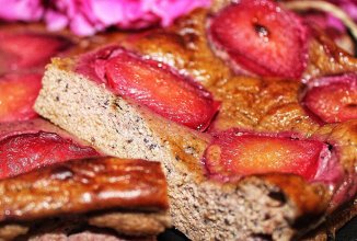 Творожный пирог со сливами и маком.