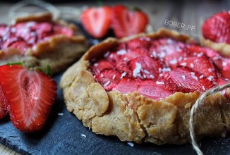 Галета с творожным сыром и клубникой