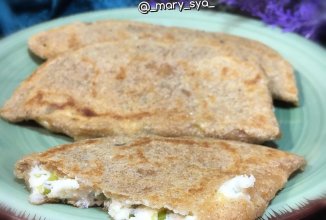 Кутабы из цельнозерновой муки с творогом и сыром