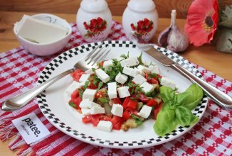 Салат с баклажаном и сыром фета