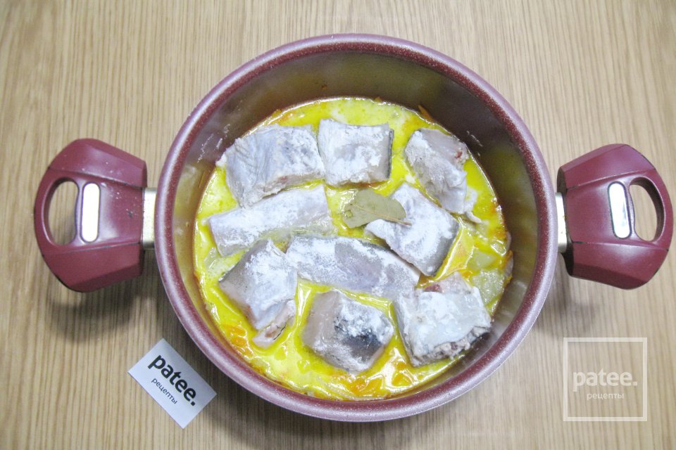 Минтай с баклажаном в сметане - Шаг 10