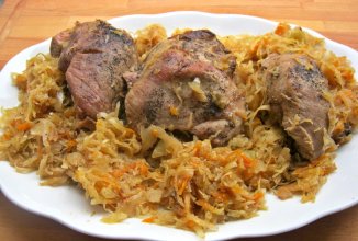 Свинина с квашеной капустой и грибами