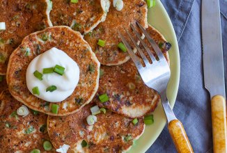 Оладьи с творогом, зеленым горошком и луком