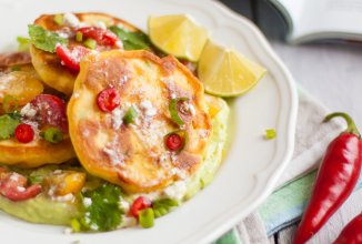 Острые кукурузные оладьи с соусом из авокадо