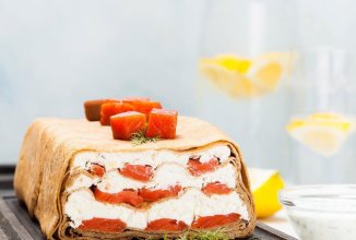 Блинный торт с творожным кремом и копченой рыбой