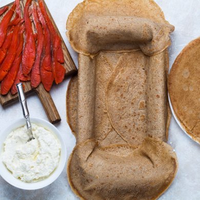 Блинный торт с творожным кремом и копченой рыбой - Шаг 3