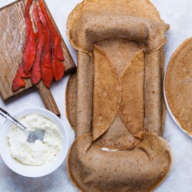 Блинный торт с творожным кремом и копченой рыбой - Шаг 5