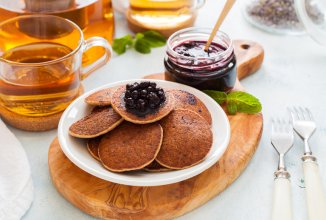 Цельнозерновые банановые оладьи с черникой (без сахара)