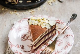 Шоколадный блинный торт с маскарпоне и ягодами