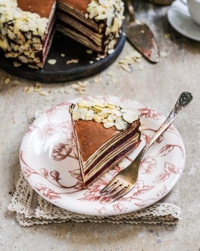 Шоколадный блинный торт с маскарпоне и ягодами