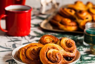 Булочки с шафраном, корицей и изюмом