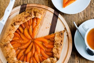 Галета с абрикосами на тесте со сливочным сыром