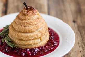 Груша в слоеном тесте