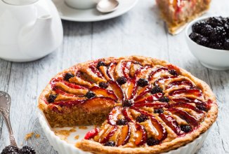 Пирог с франжипаном и сливами