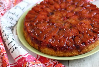 Пирог со сливами, клюквой и карамелью