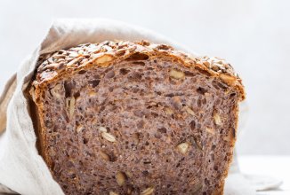 Хлеб из цельнозерновой муки с орехами и семечками