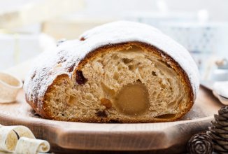 Штоллен с марципаном, ромовым изюмом и апельсиновыми цукатами