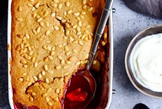 Яблочно-брусничный коблер с кедровыми орешками и кардамоном