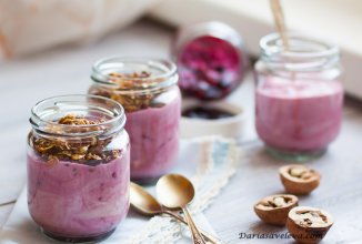 Воздушный ягодный крем с ноткой топленого молока и медовой крошкой