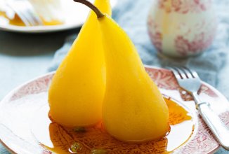 Груши, сваренные в белом вине с кардамоном и шафраном