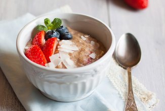 Амарантовая каша с клубникой и кокосом