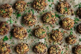 Шампиньоны, фаршированные грецким орехом, шалфеем и клюквой