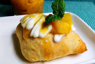 Персики в слоёном тесте с творожным кремом