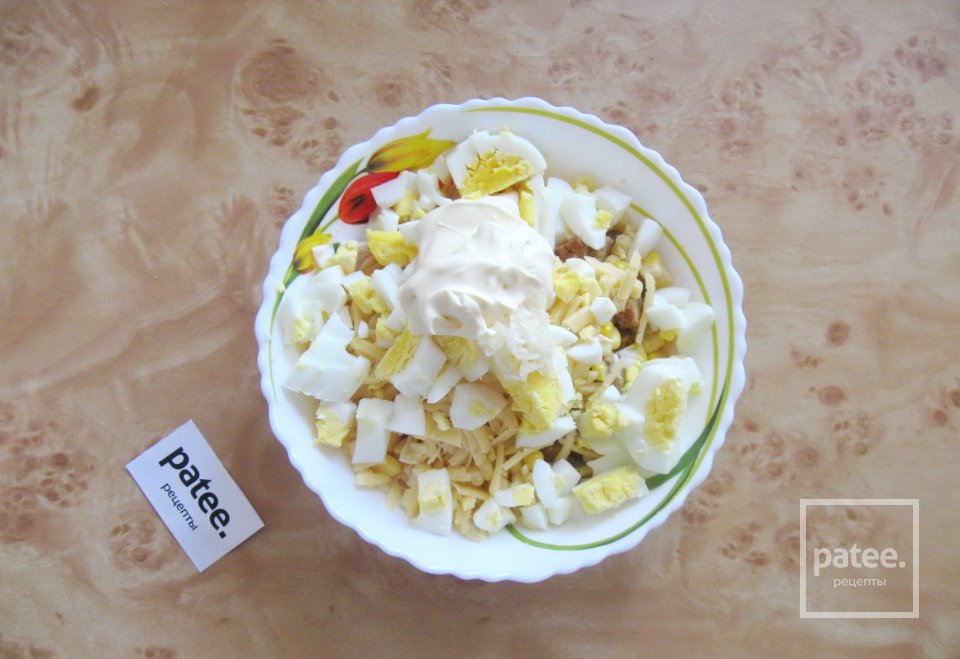 Салат с крабовыми палочками, сухариками и кукурузой - Шаг 8