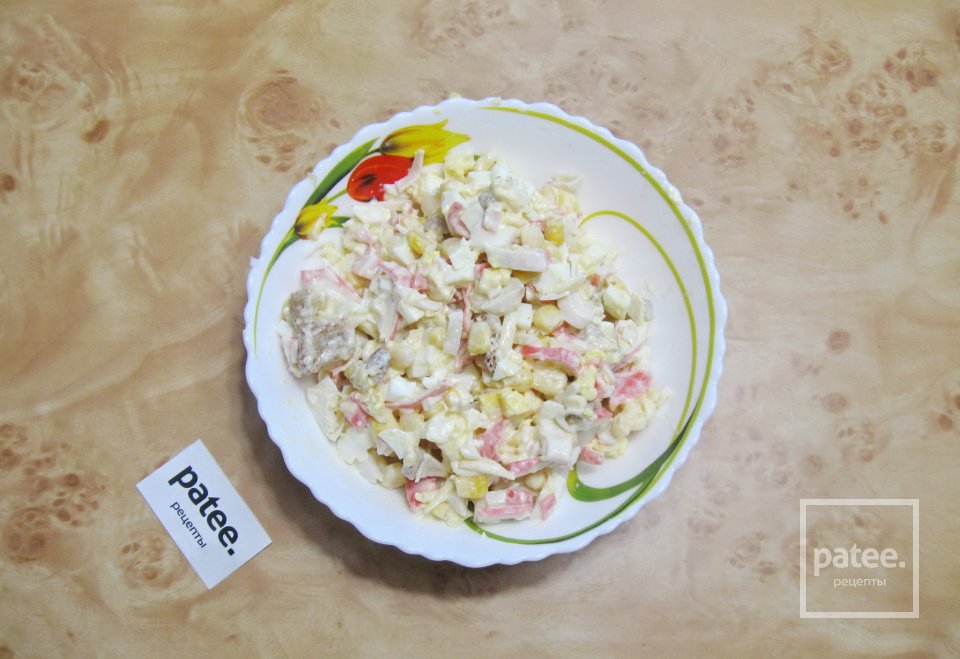 Салат с крабовыми палочками, сухариками и кукурузой - Шаг 9