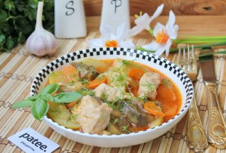 Куриная грудка с баклажаном и кабачком в соусе