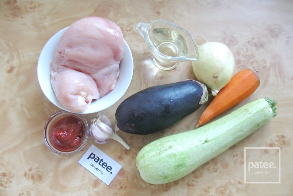 Куриная грудка с баклажаном и кабачком в соусе - Шаг 1