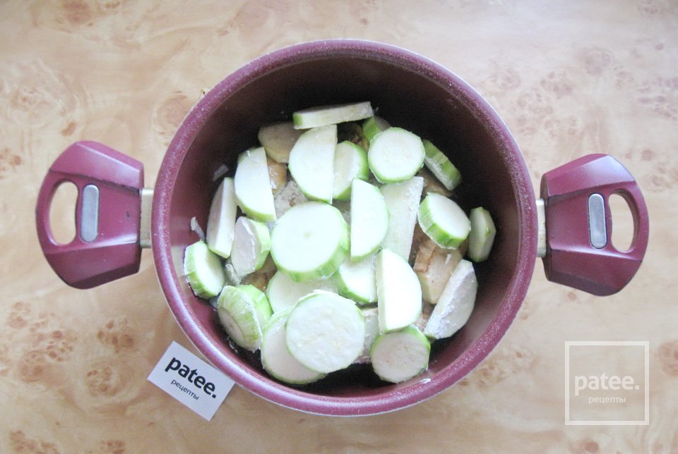 Куриная грудка с баклажаном и кабачком в соусе - Шаг 5